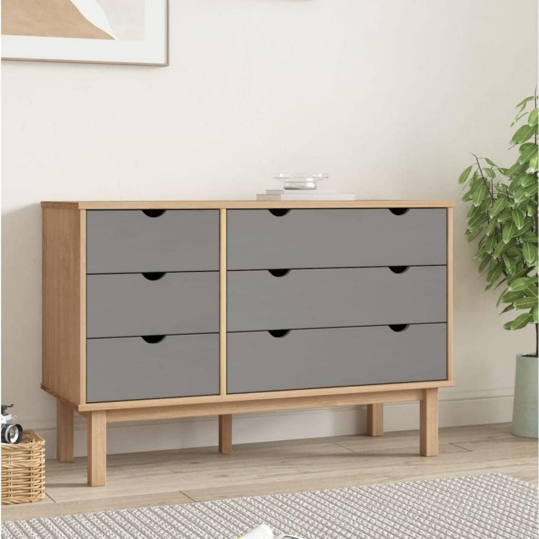 Holzbeine an dem Sideboard aus Massivholz und Kiefernholz