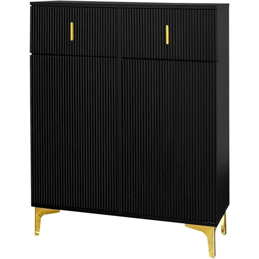 Strukturierte Fronten treffen auf verstellbare Ablagen an dem Sideboard