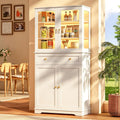 Glastueren und glaenzende Oberflaechen an dem Sideboard
