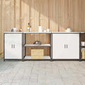Ein Metallgestell trifft auf 4 Tueren an dem Sideboard