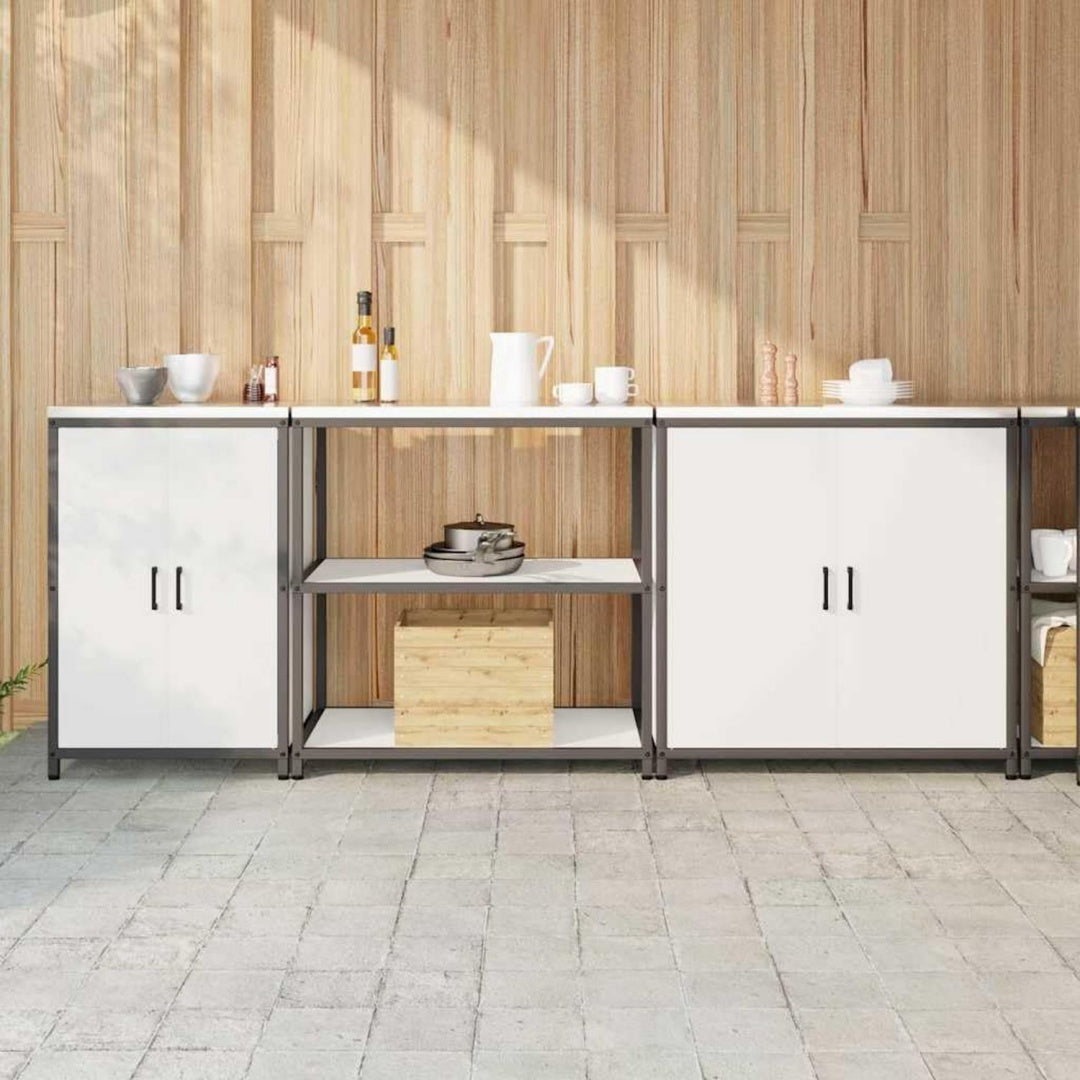 Ein Metallgestell trifft auf 4 Tueren an dem Sideboard