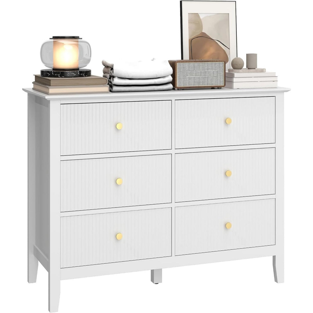 Das Sideboard mit dem Akzent auf goldfarbene Griffe