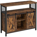 Das Sideboard vereint offene Ablagen mit einem Metallgestell
