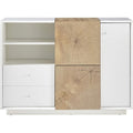 Sideboard mit matten Oberflaechen und offenen Ablagen