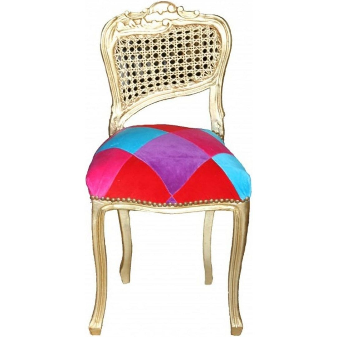 Der Hocker zeigt sich in Gold