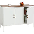 Beschichtete Flaechen und 3 Tueren bestimmen das Sideboard