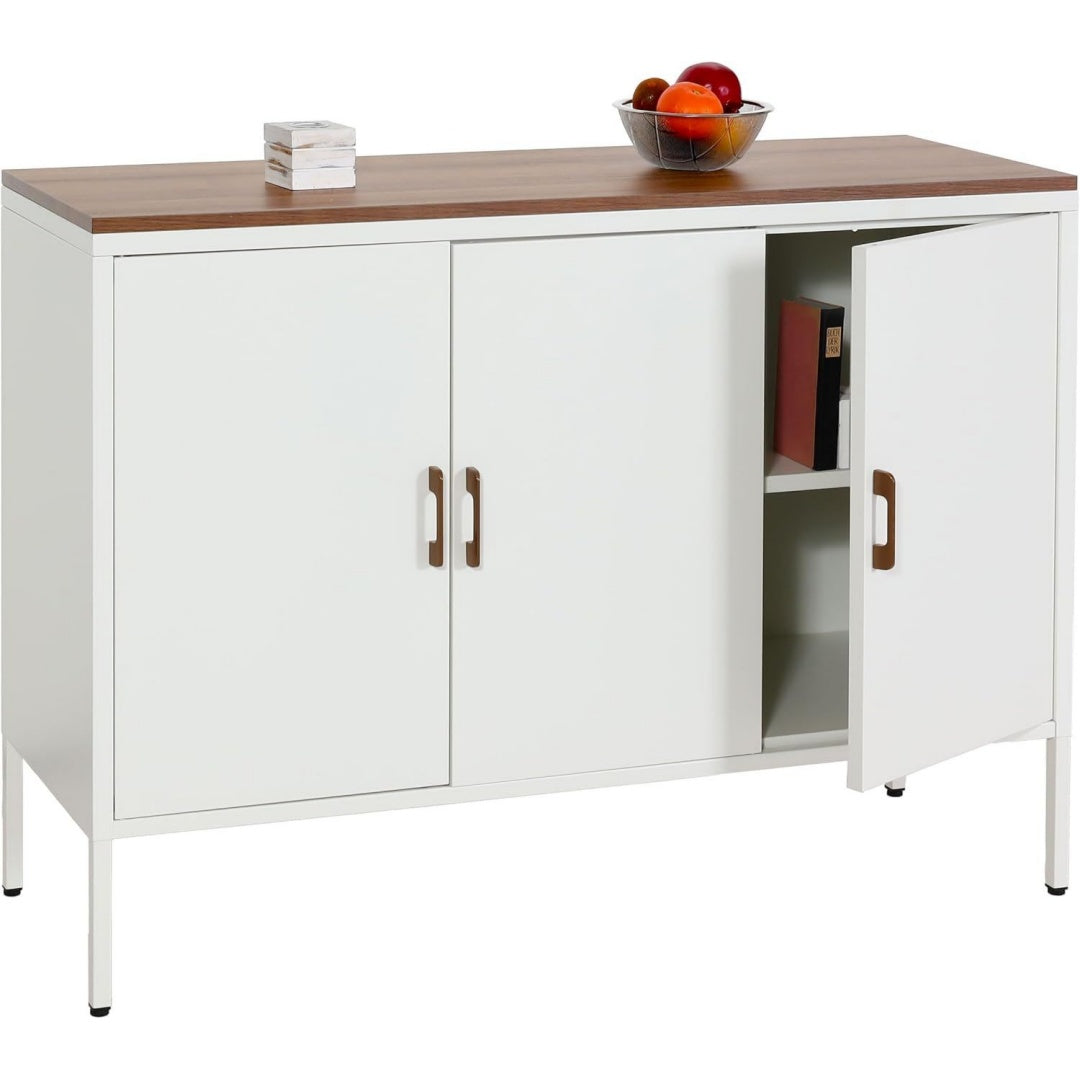 Beschichtete Flaechen und 3 Tueren bestimmen das Sideboard